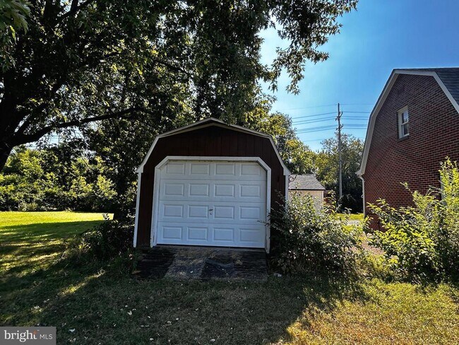 Building Photo - 3290 Shawnee Dr