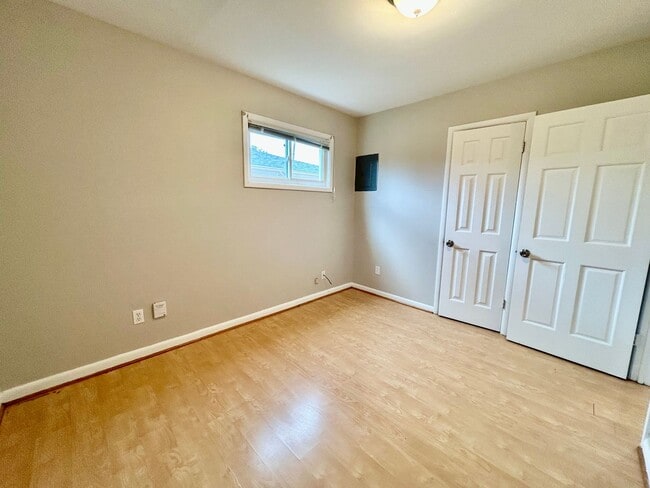 Building Photo - 3 Bedroom! Available Now! - January FREE!!