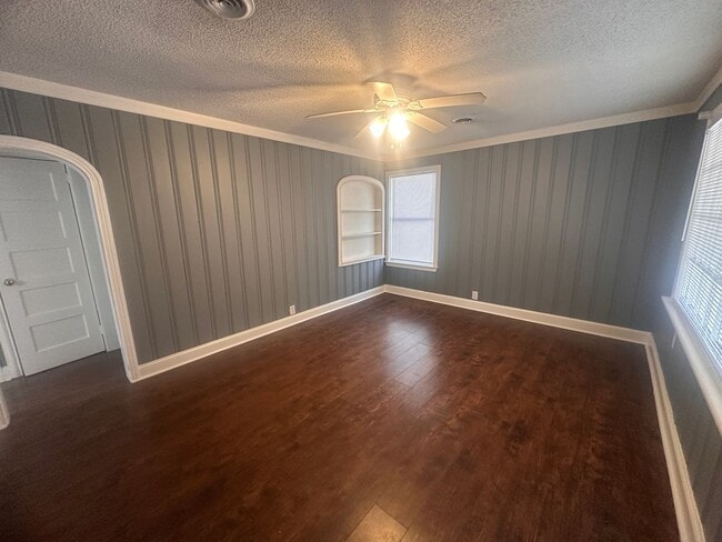 Building Photo - Cute 2 Bed 1 Bath Single Family Home