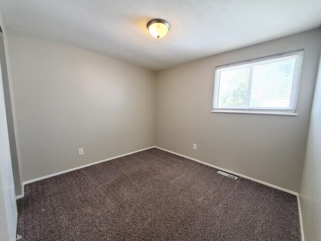 Building Photo - 3760 Ardath Rd