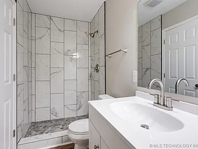 Building Photo - Spacious and Updated Three Bedroom Home with Large Backyard!!