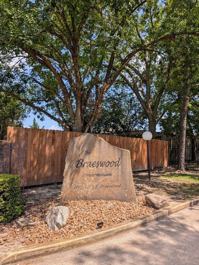 Building Photo - 2211 S Braeswood Blvd