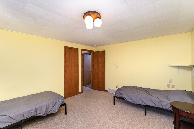 Furnished 4th bedroom - 3937 Pumice Ct