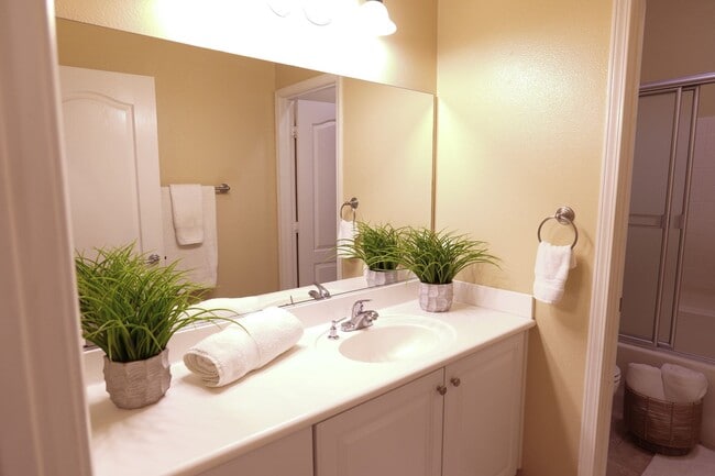 Building Photo - Cozy Stevenson Ranch Home on a Quiet Cul-D...