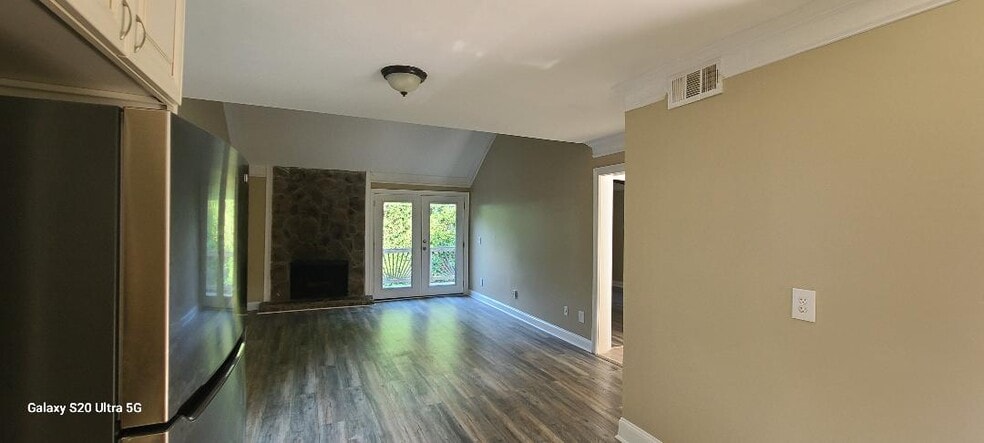 Building Photo - 1048 Falling Water Dr SE