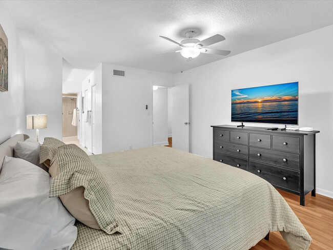 Building Photo - 5087 Oakhill Ln