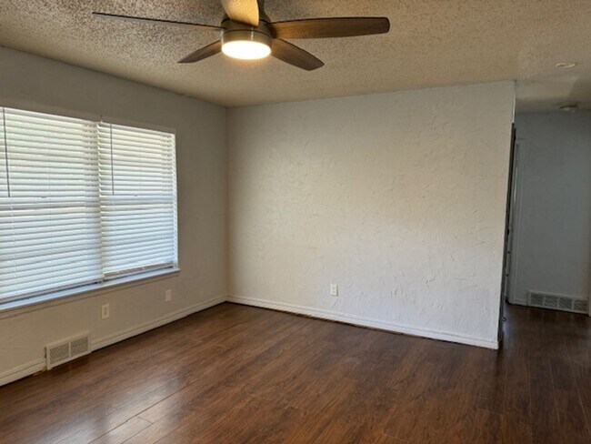 Building Photo - 3 bed 1.5 baths in Bethany!