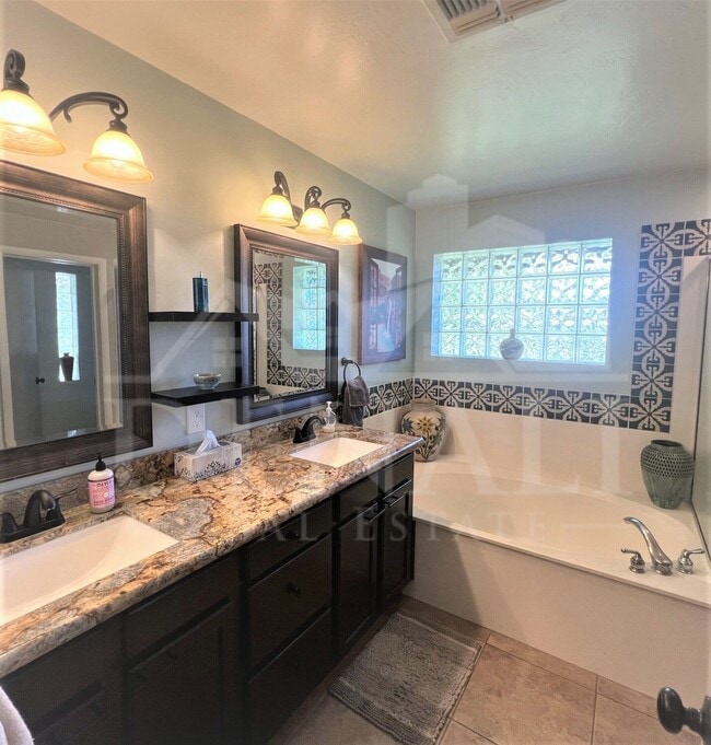 Building Photo - 3122 E Monterosa St