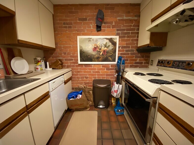 Building Photo - 84 Gainsborough St