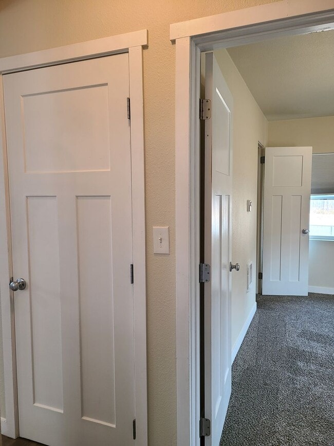 Building Photo - Beautifully Updated South Tacoma 3 Bedroom