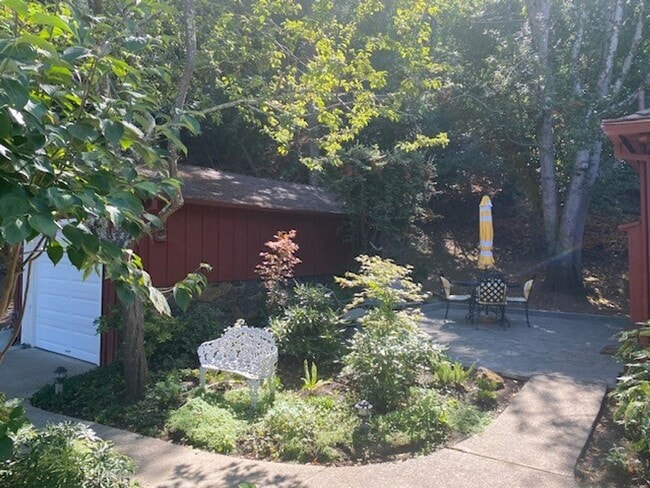 Building Photo - Charming Studio Cottage for Lease