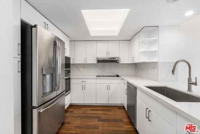 Building Photo - 13700 Marina Pointe Dr