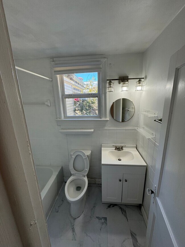 Building Photo - 3B/2.5B Home + 2 Flex Rooms –  One Block from FSU Stadium/Available by January 2027