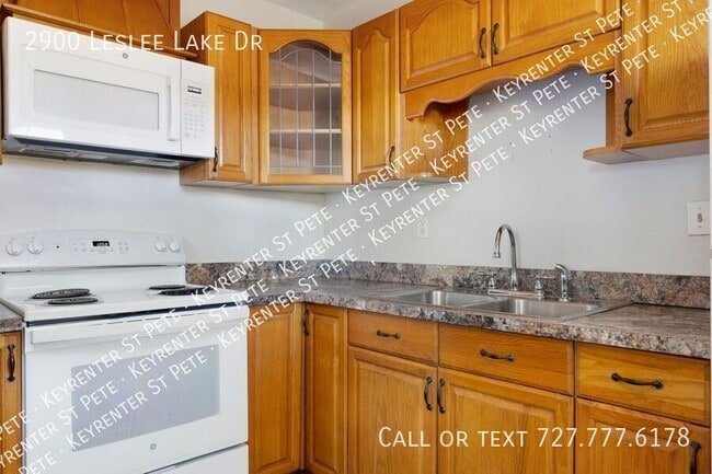 Building Photo - 2900 Leslee Lake Dr N