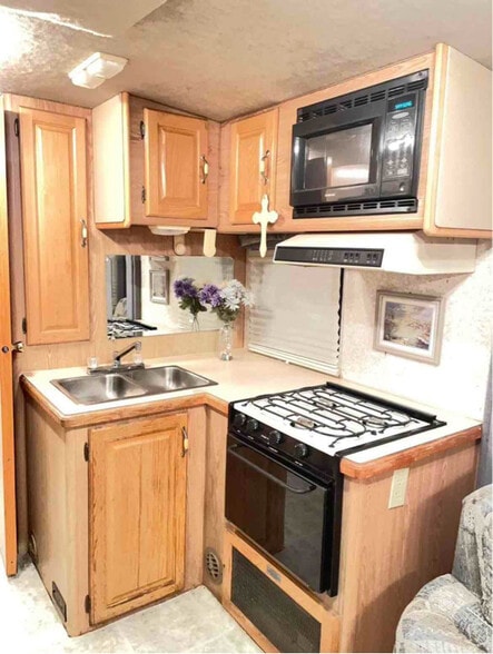 Building Photo - 1901 Halford Ave