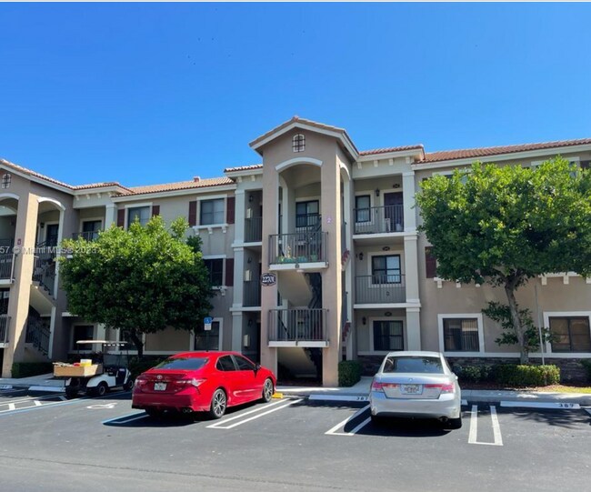 Building Photo - Live in this spacious 2 bedrooms, 2 full bathrooms unit in The Courts at Bayshore II