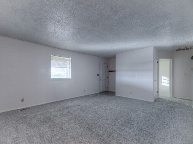 Building Photo - 2 Bedroom 1 Bath Duplex