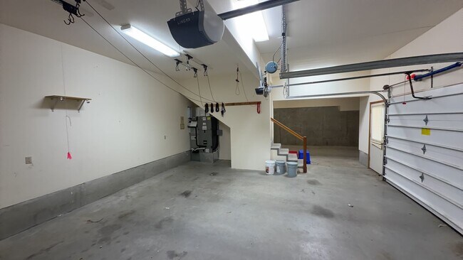 Building Photo - 3405 SW Hillcrest Dr