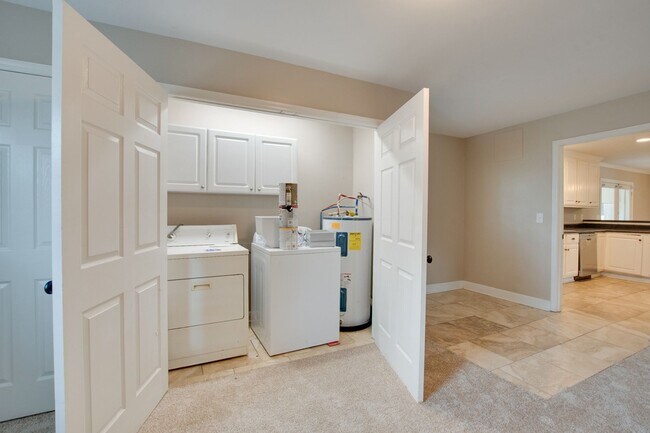 Building Photo - 2107 Edinburgh Dr SW