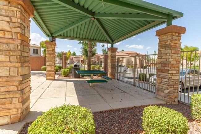 Building Photo - 2600 E Springfield Pl