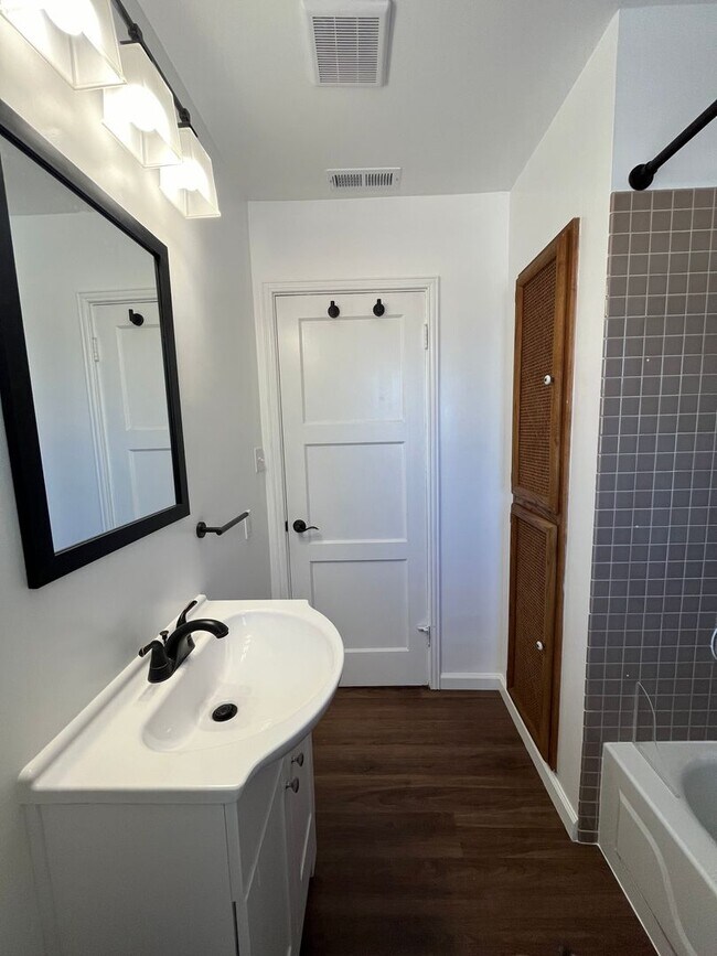 Building Photo - Spacious 3 bed 1bath home available in Ard...