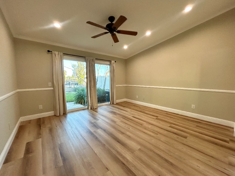 Building Photo - 1742 Oakview Way