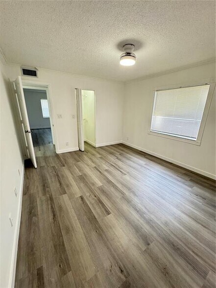 Building Photo - 2820 Riverside Dr