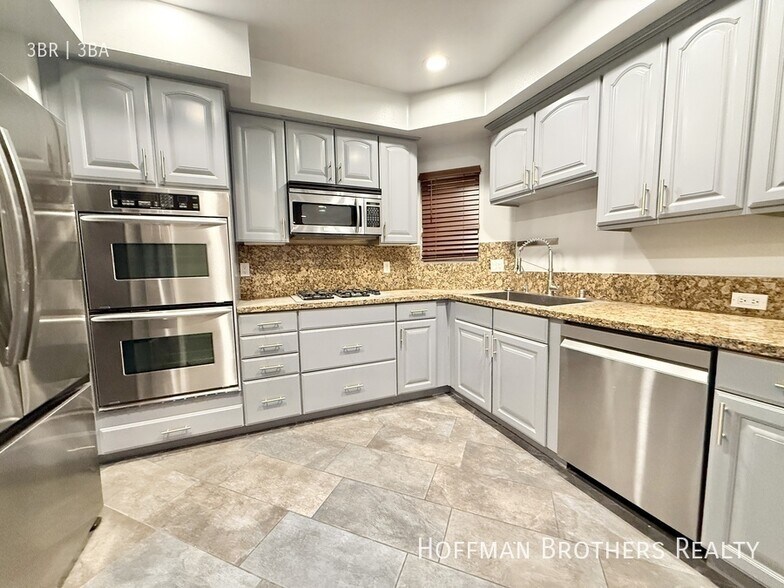 Building Photo - 1135 Rexford Dr