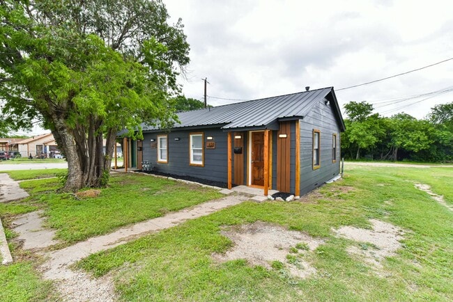 Building Photo - Beautifully Renovated 1BR Duplex with Marble Shower & Natural Light