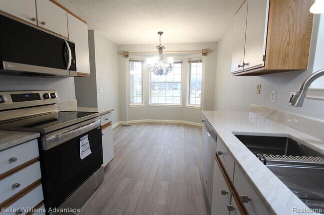 Building Photo - 41498 Cornell Dr