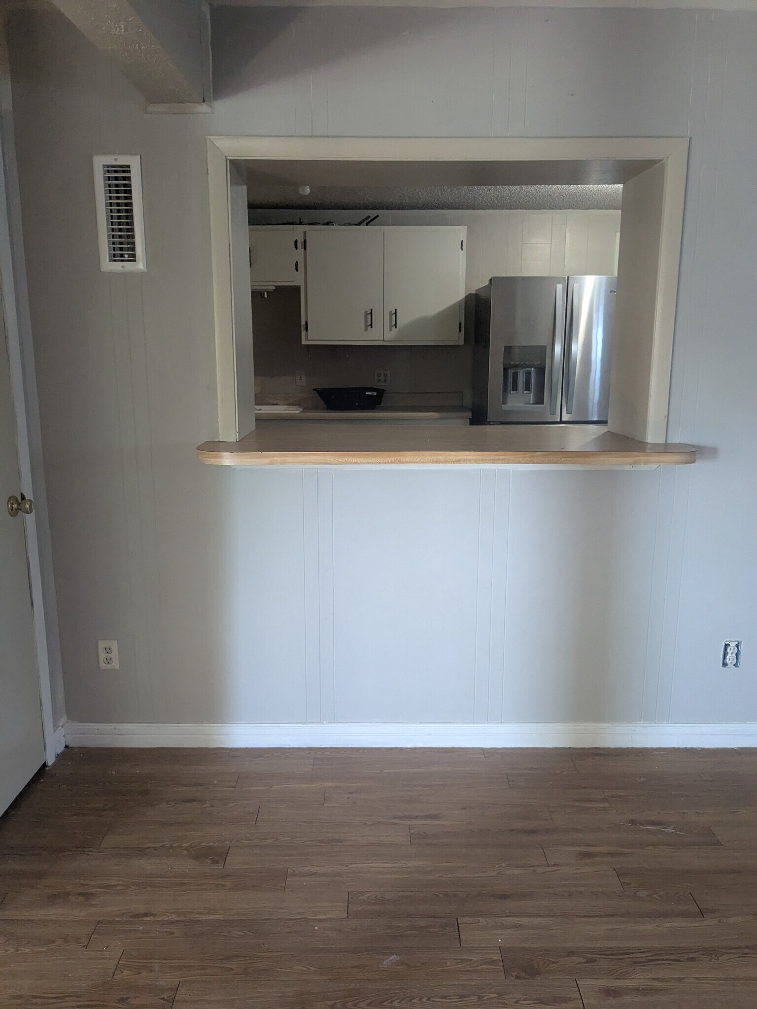 Sitting bar into the kitchen - 165 Cherokee Ave