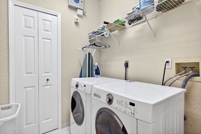 Building Photo - This 2 bedroom plus den, 2 bath condo with a one car garage offers expansive golf course and lake...