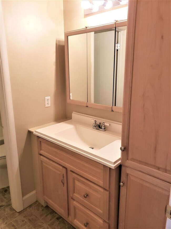 Building Photo - 3 Weeks Rent Free! 2 Bed 1 Bath Condo for ...