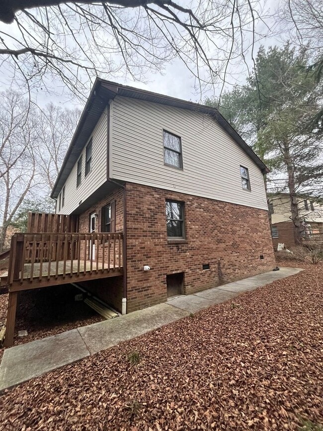 Building Photo - Renovated Home Near Virginia Tech