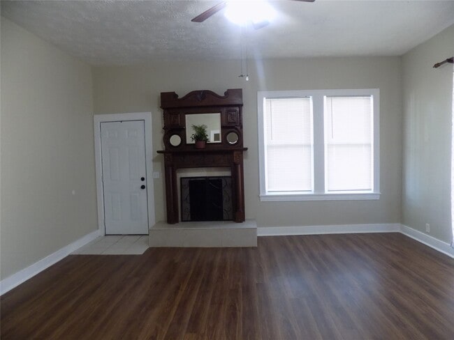 Building Photo - 414 N Avenue C