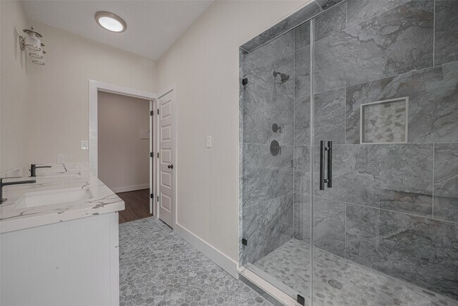 Building Photo - 2206 Hoskins Dr