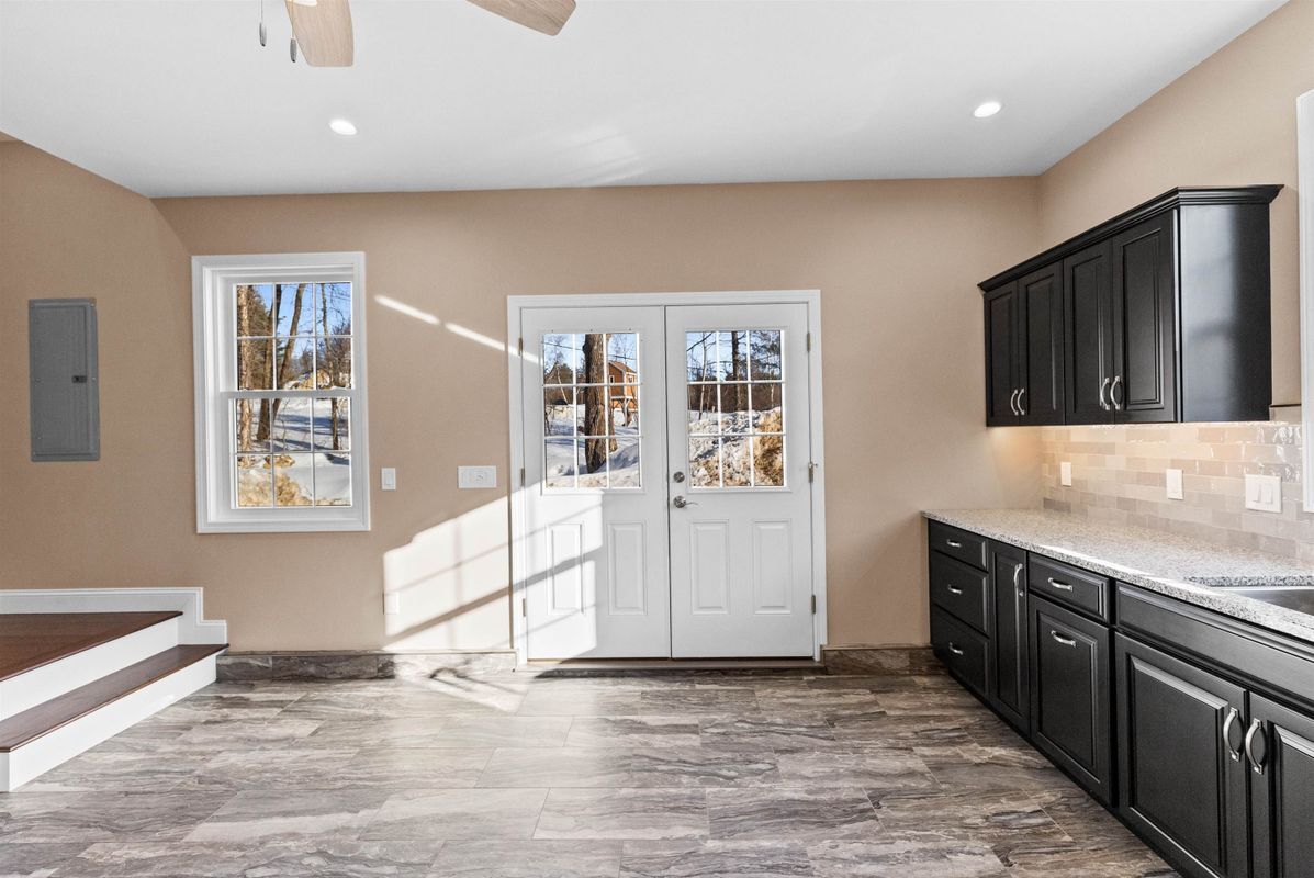 Building Photo - 6 Latchkey