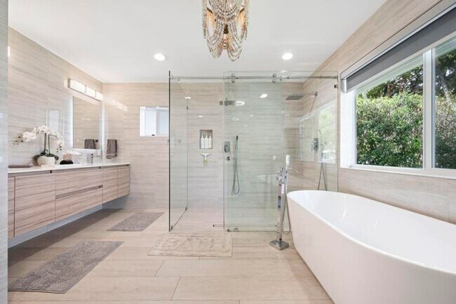 Building Photo - 2112 NE 32nd Ave