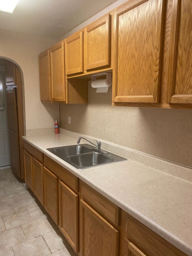 Building Photo - 2 bed 1 bath for lease near downtown