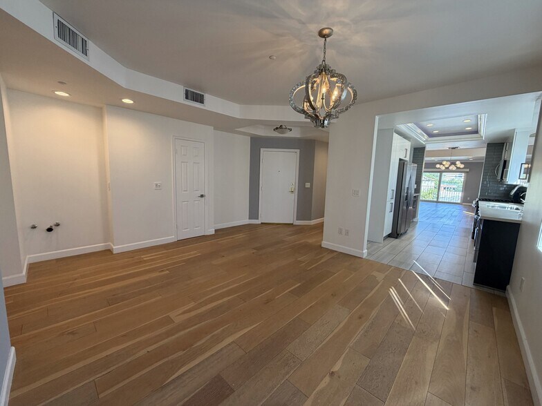 Building Photo - 1247 Barry Ave