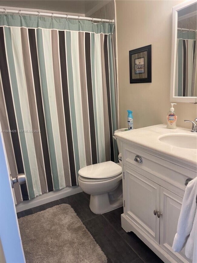 Building Photo - 400 Kings Point Dr