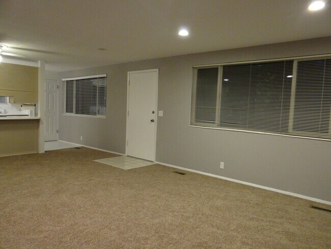Building Photo - Charming Condo in Meadowbrook Village w 1 ...