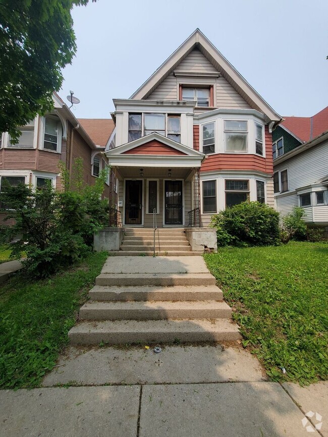 Building Photo - 2922-2924-2924 W Juneau Ave