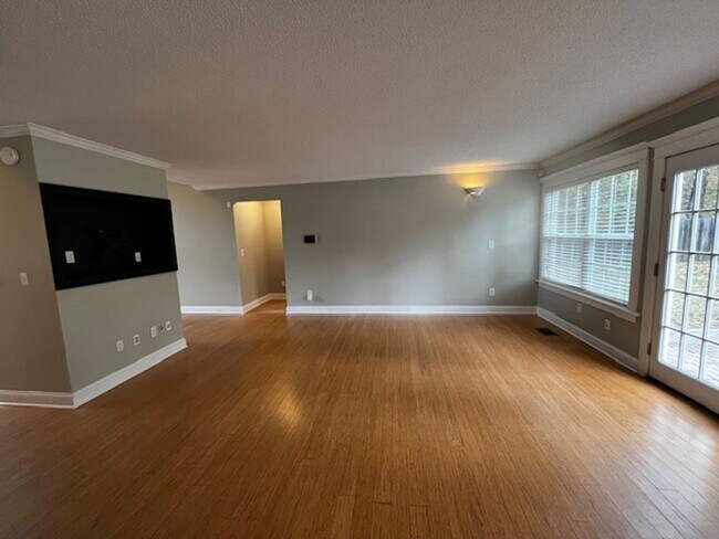 Building Photo - Beautiful 4 bedroom 2.5 bath home with lawncare, internet and security system included in rent