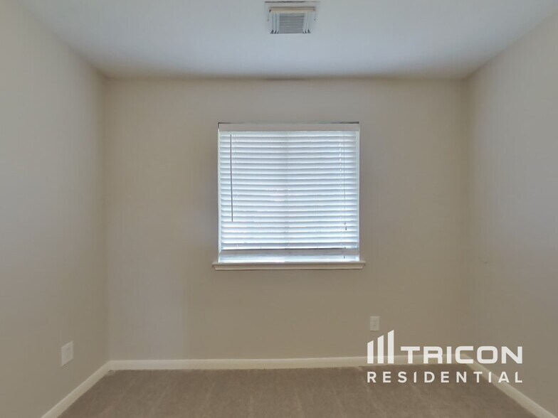 Building Photo - 9003 Cypress Square Dr
