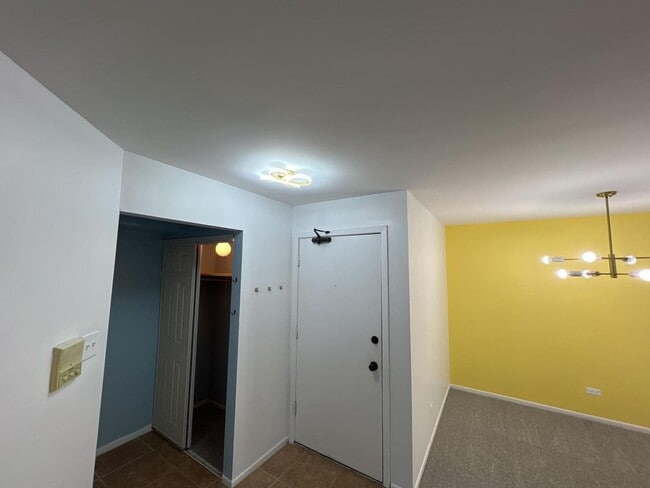 Building Photo - 867 E Carriage Ln