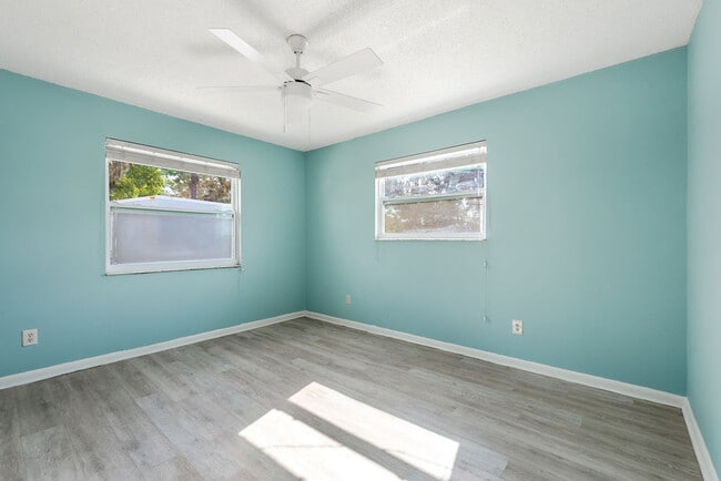 Building Photo - 2658 SE Amherst St