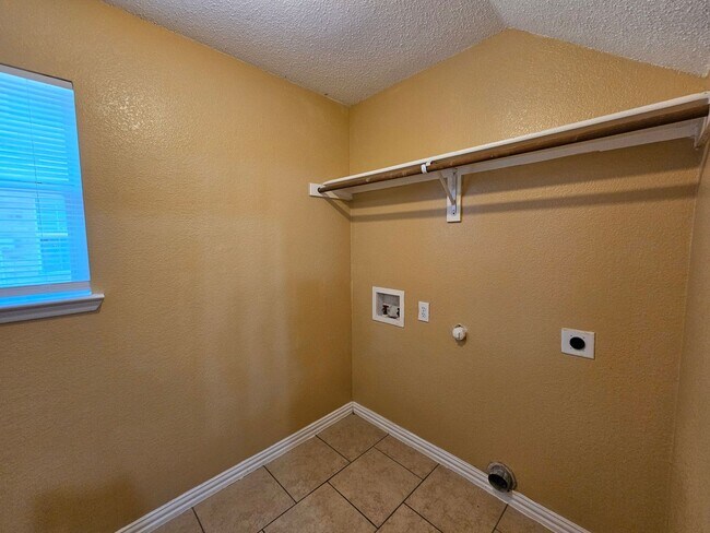 Building Photo - Incredible home available in Reserve At Hi...