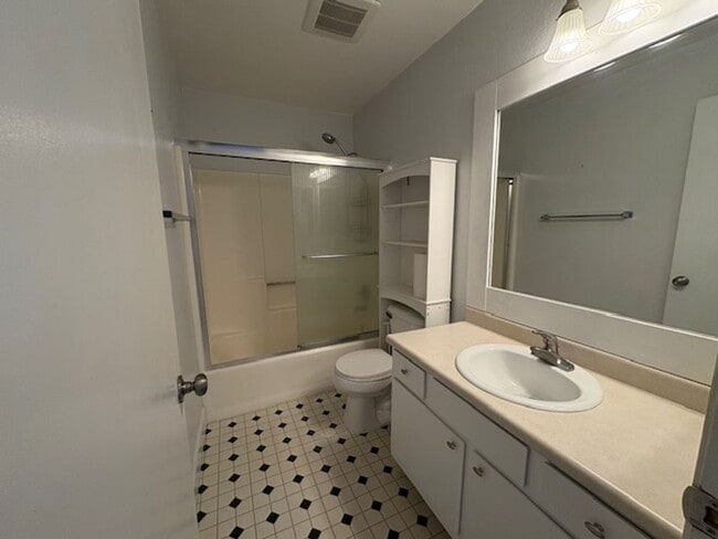 Building Photo - Beautiful 2-bedroom, 1.5-bath Townhome in the heart of Rohnert Park