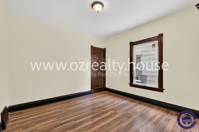 Building Photo - 834 Oak St